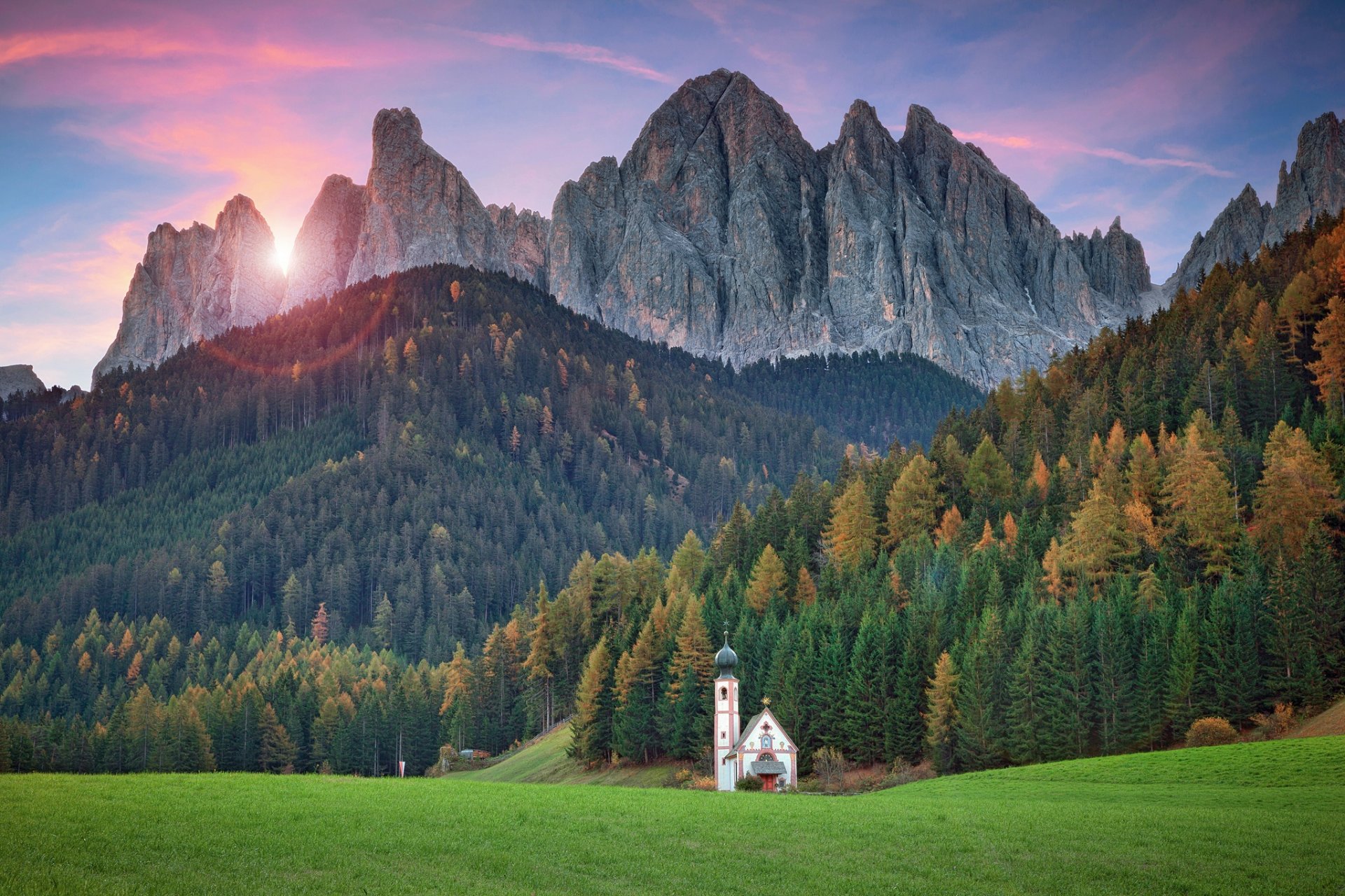 italie tyrol du sud val di funès église temple forêt montagnes dolomites prairies