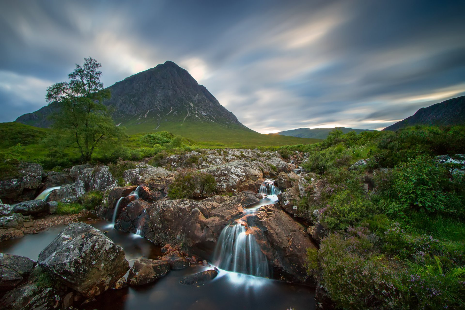 schottland himmel berg bäume steine fluss wasserfall