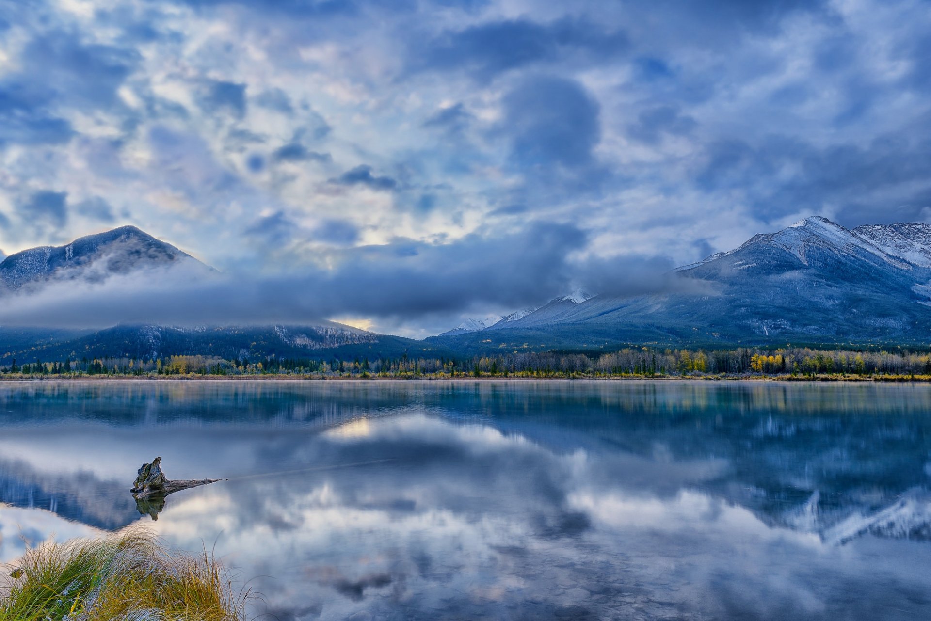 montañas bosque lago nubes reflexión azul