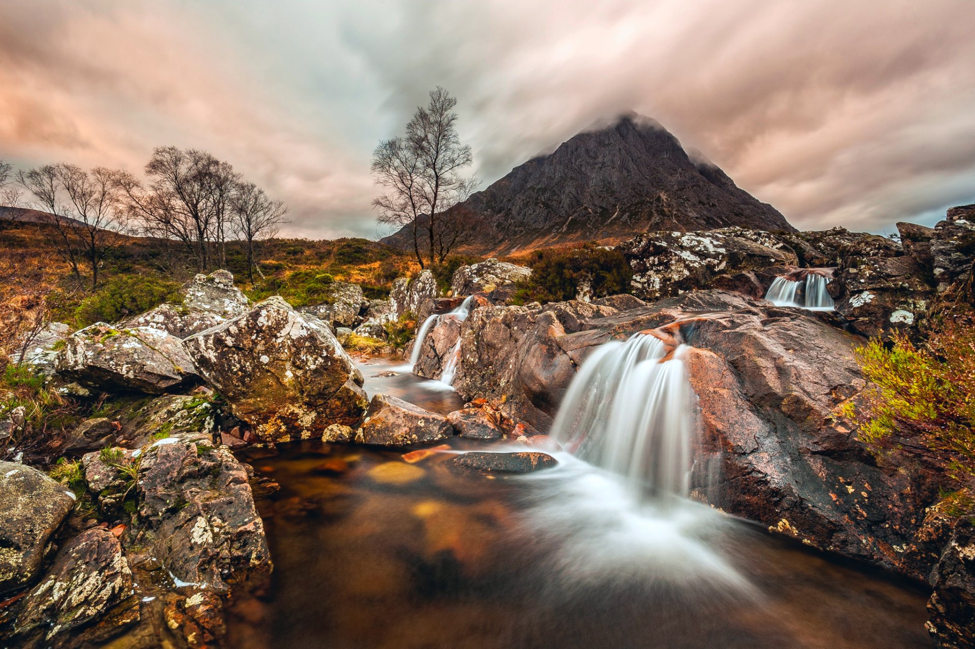 schottland schottisches hochland buachaille etive mòr berg strom steine wolken