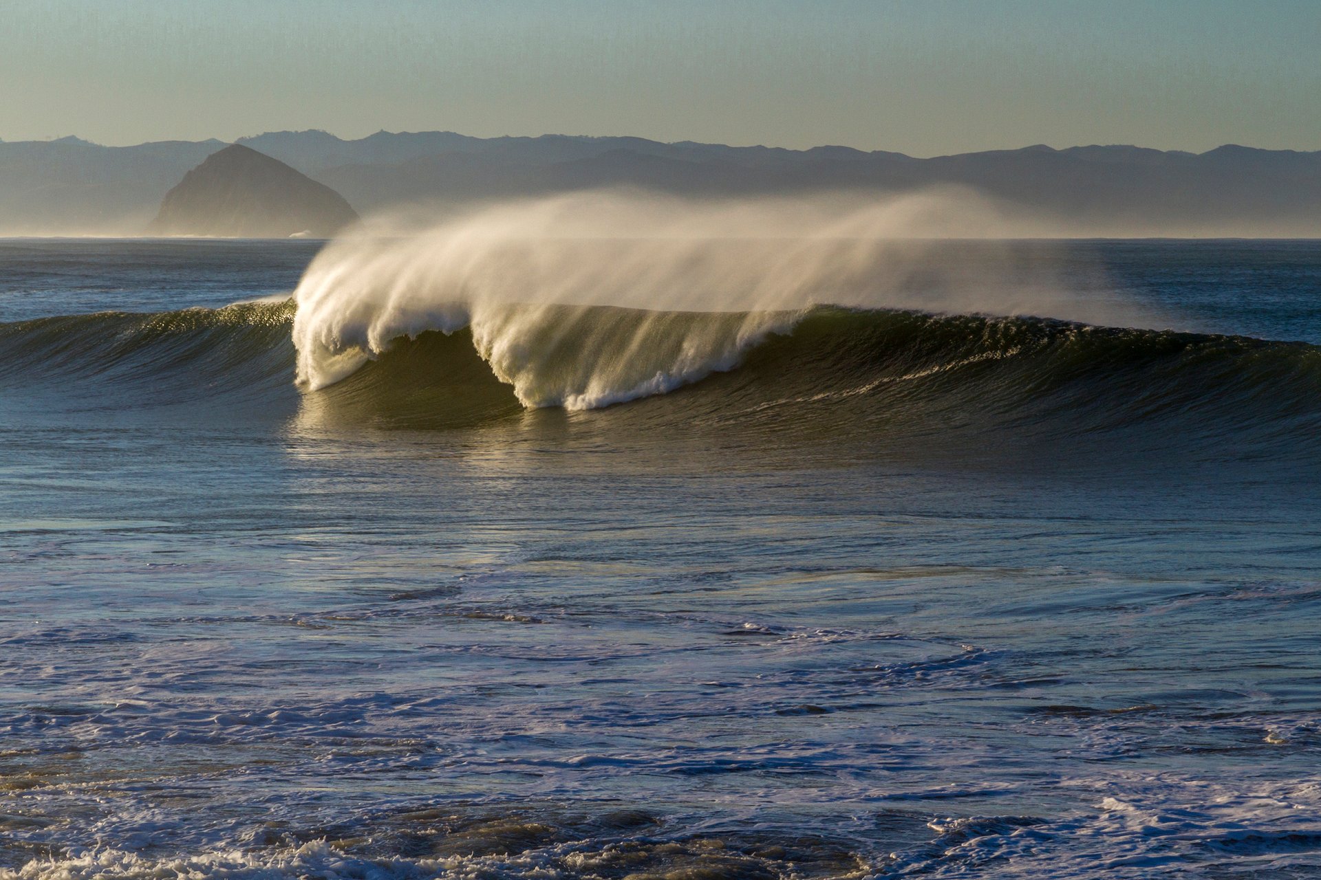 ciel montagnes mer rocher vague