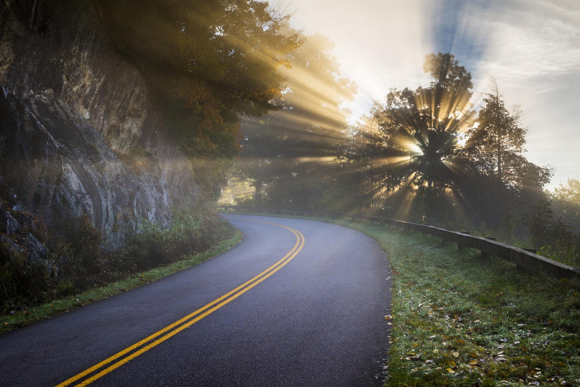 natura strada rocce mattina luce raggi alberi foschia