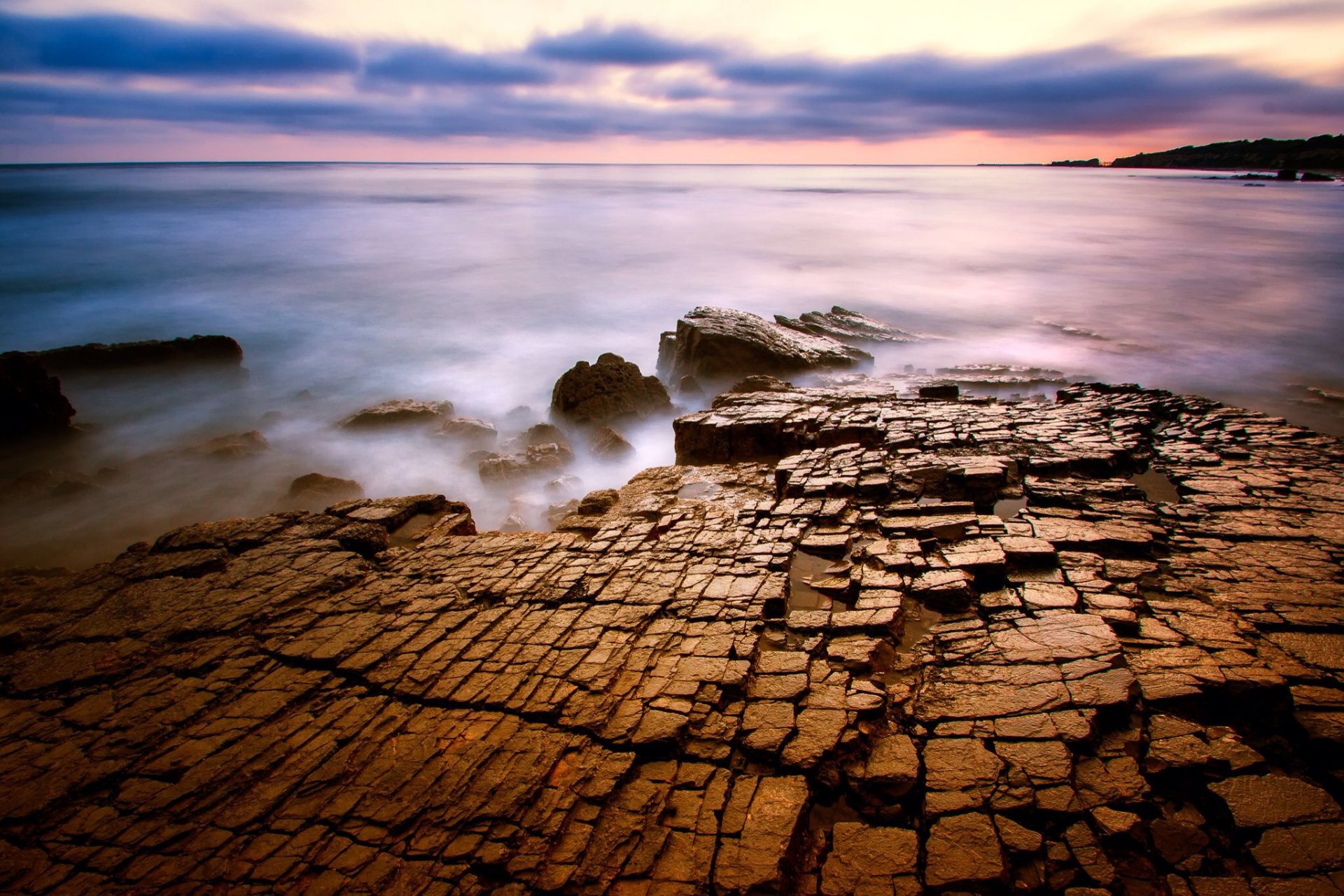 mer pierres fissures surface soir nuages