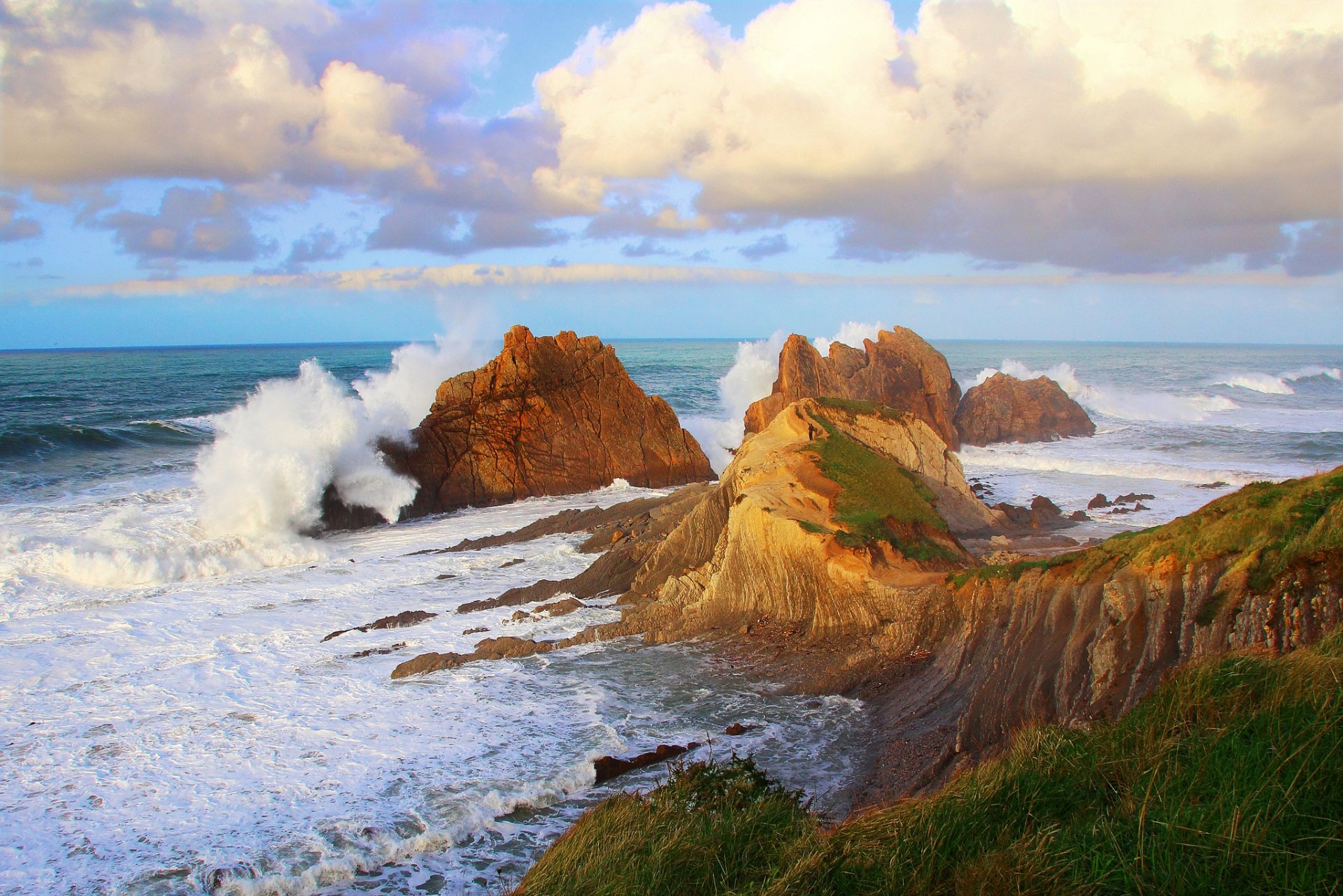 cielo mar olas tormenta salpicaduras rocas costa