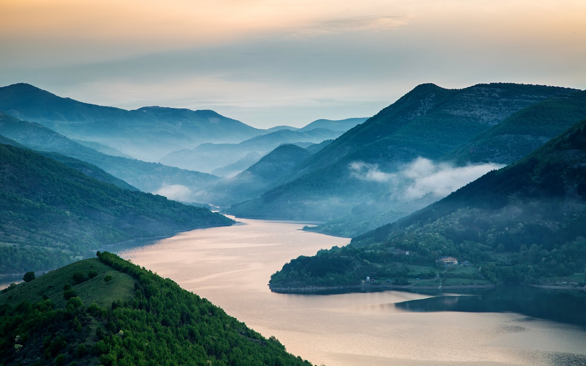 qirjali dam rzeka góry las dolina świt chmury