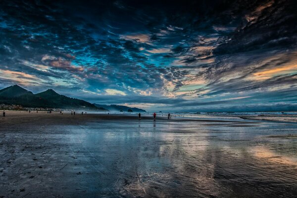 El océano y las nubes en el cielo. Costa. Playa