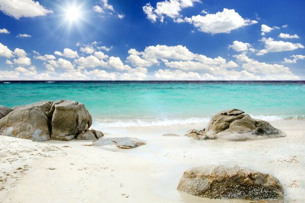 Pierres sur le sable de la côte de la mer