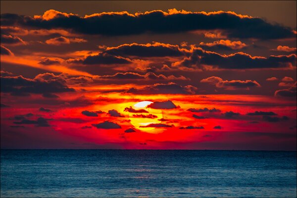 Roter Sonnenuntergang am Meer auf der Krim