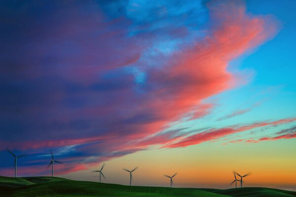 Hermosa puesta de sol en el fondo de los molinos de viento