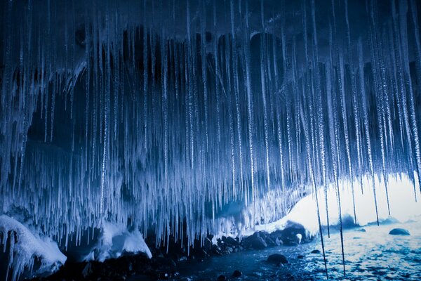 Cueva en invierno con numerosos carámbanos