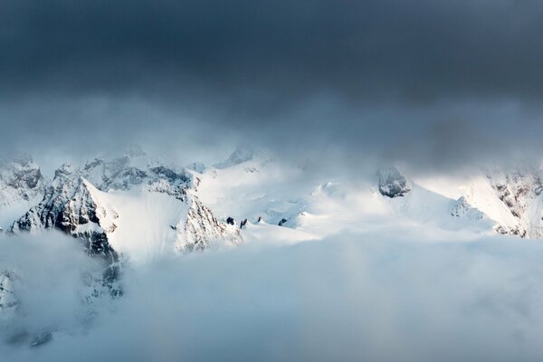 Cime innevate nevose e lunatiche