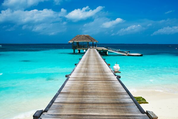 Pier an einem paradiesischen Strand. Perfektes blaues Wasser