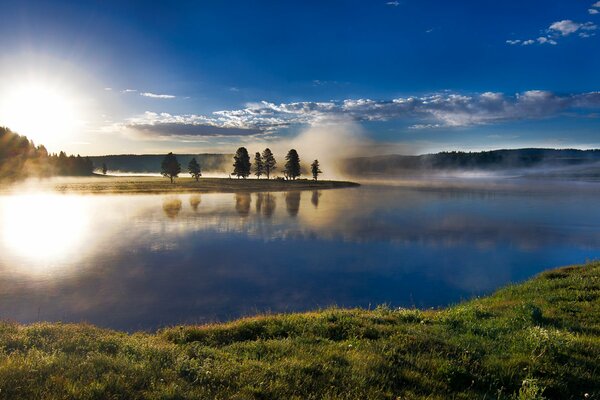 Teich am frühen nebeligen Morgen