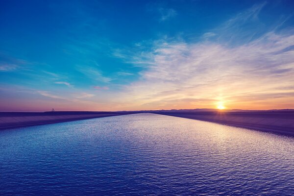 Coucher de soleil sur la rive de la rivière