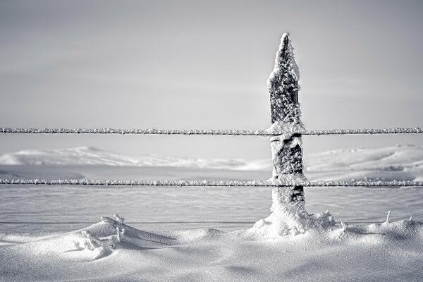 Foto della colonna di recinzione di neve