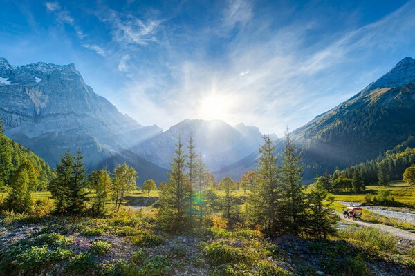 Paisaje de la naturaleza de la montaña de los Alpes