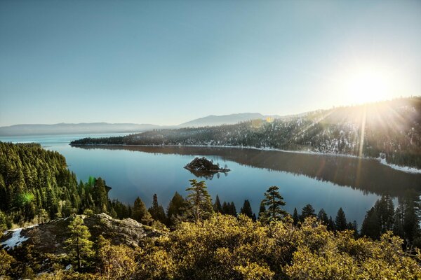 Paesaggio di montagne e foreste vicino al lago