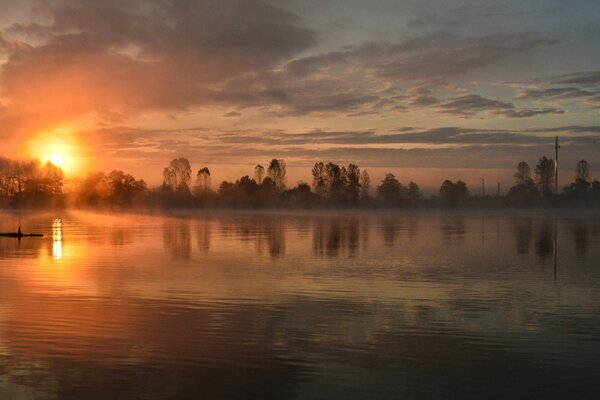 Lac. Coucher de soleil du soir sur le lac