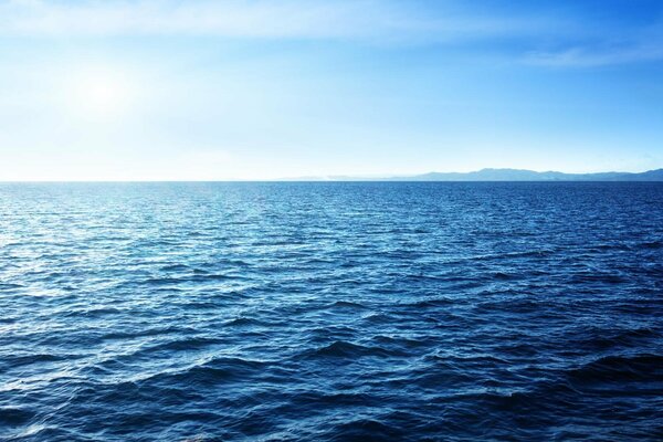 Dans la mer bleue, la côte est visible