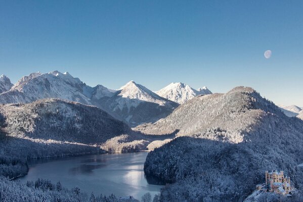 Paesaggio della natura, castello nella foresta invernale