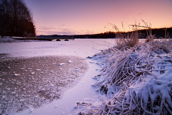 Muelle congelado envuelto en una capa de nieve