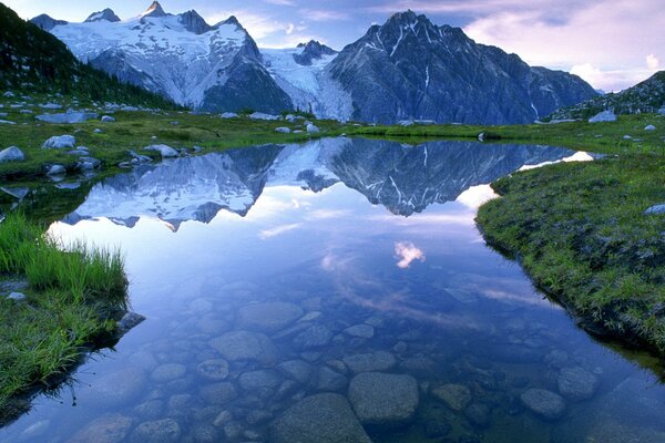 Tranquilo río transparente entre las montañas