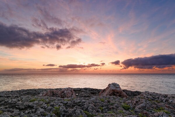 Amanecer en Mallorca, costa del océano