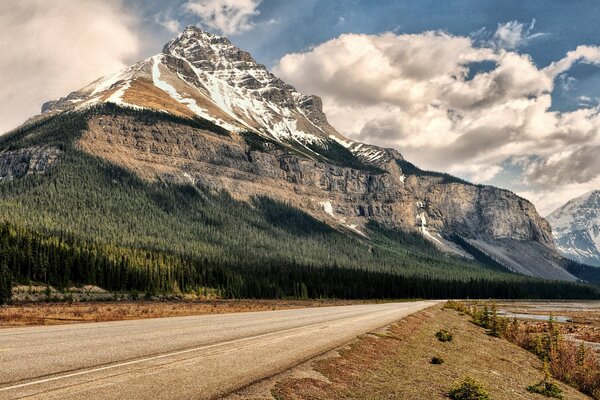 La strada vicino alla montagna. Parco Nazionale di Banff