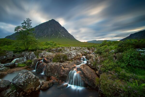 Beau paysage d Écosse avec rivière et cascade