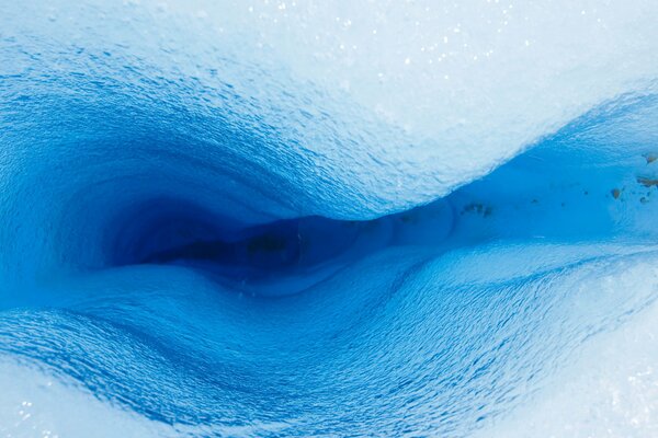 Zimna Jaskinia pokryta lodem