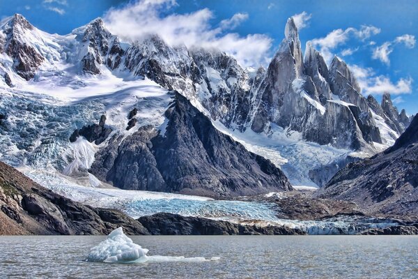 Rocce innevate sull oceano