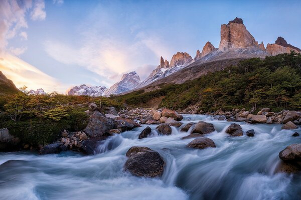 Río escarpado con rocas en la isla