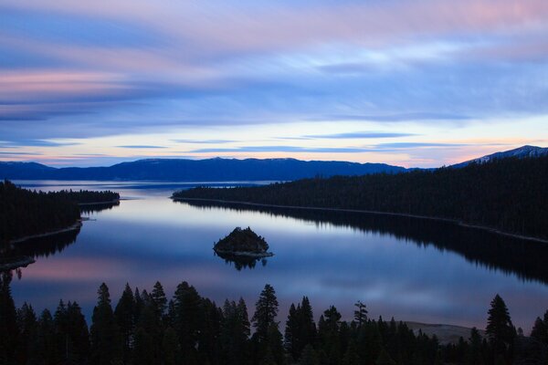 Beau coucher de soleil sur le lac Tahoe
