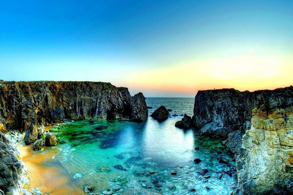 Coucher de soleil chic sur la plage avec des rochers