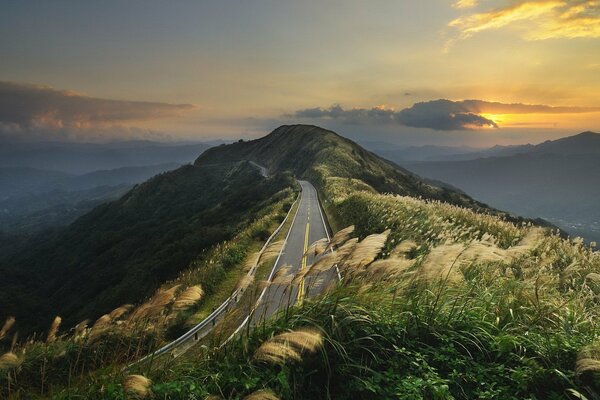 Photo route dans les collines de la montagne