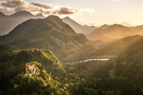 Dämmerung im Tal der Berge