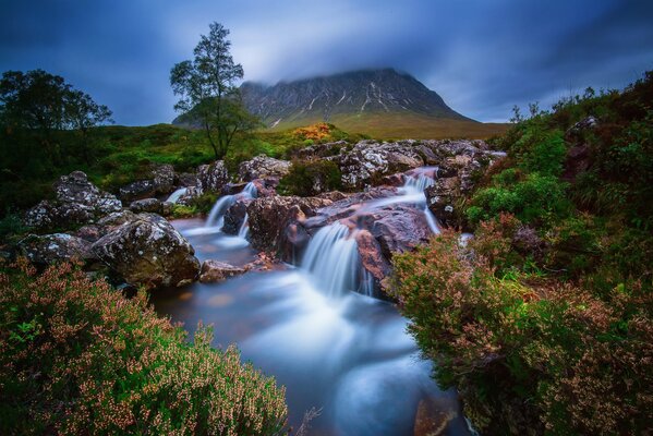 Piękna górska rzeka w Szkocji