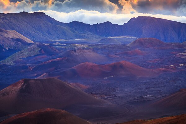 Beaux sommets de montagne avec des nuages