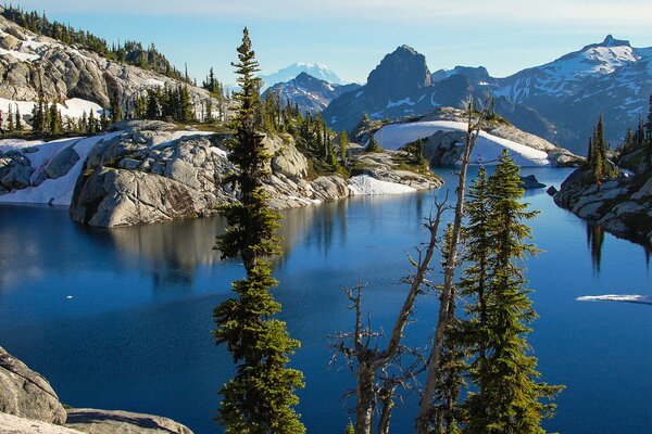 Lac au milieu des montagnes d hiver