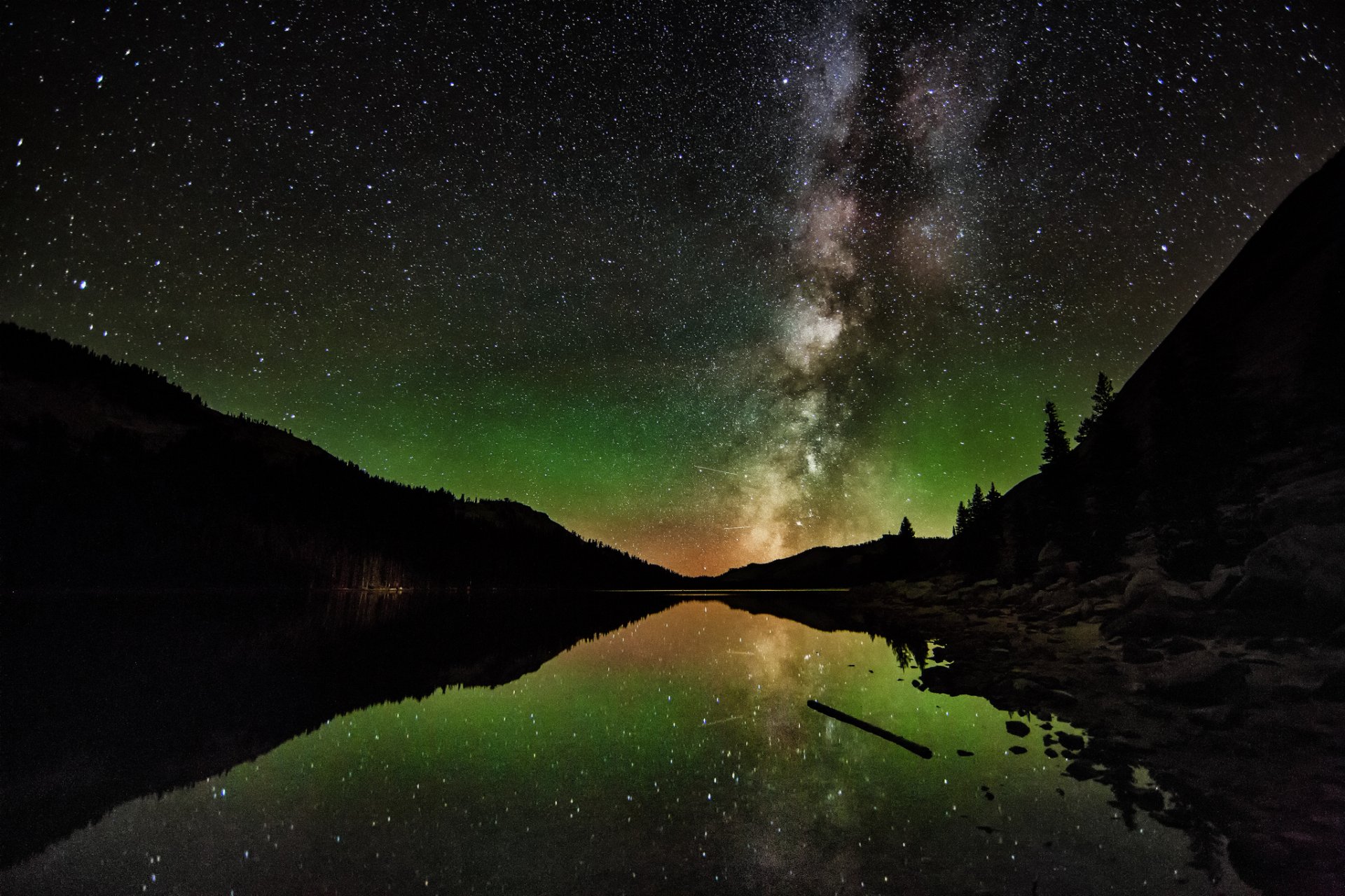 paisaje lago bosque montañas cielo vía láctea estrellas