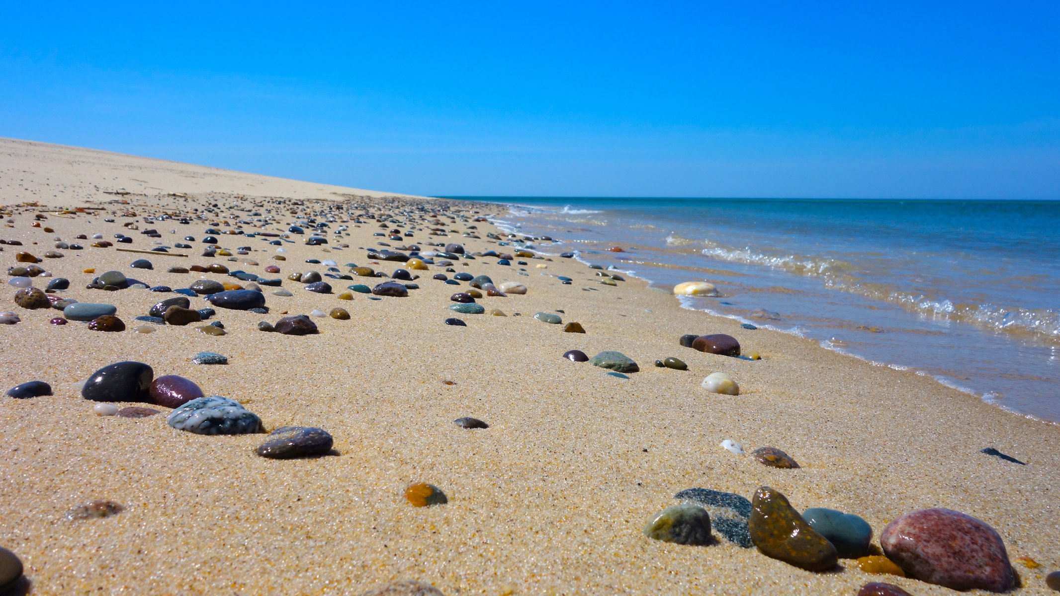 strand sand steine meer wellen himmel