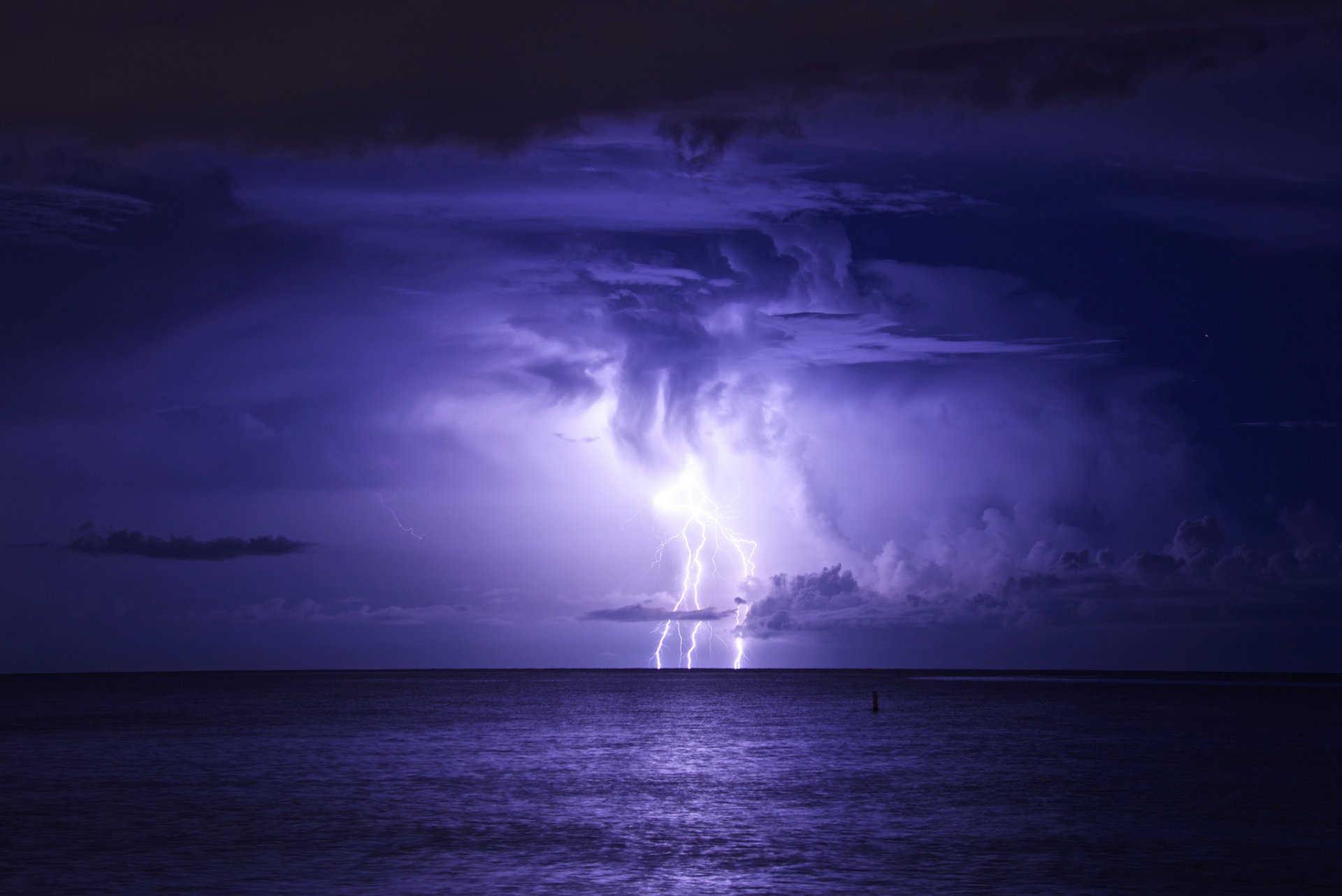 mer tempête orage foudre nuages nuit