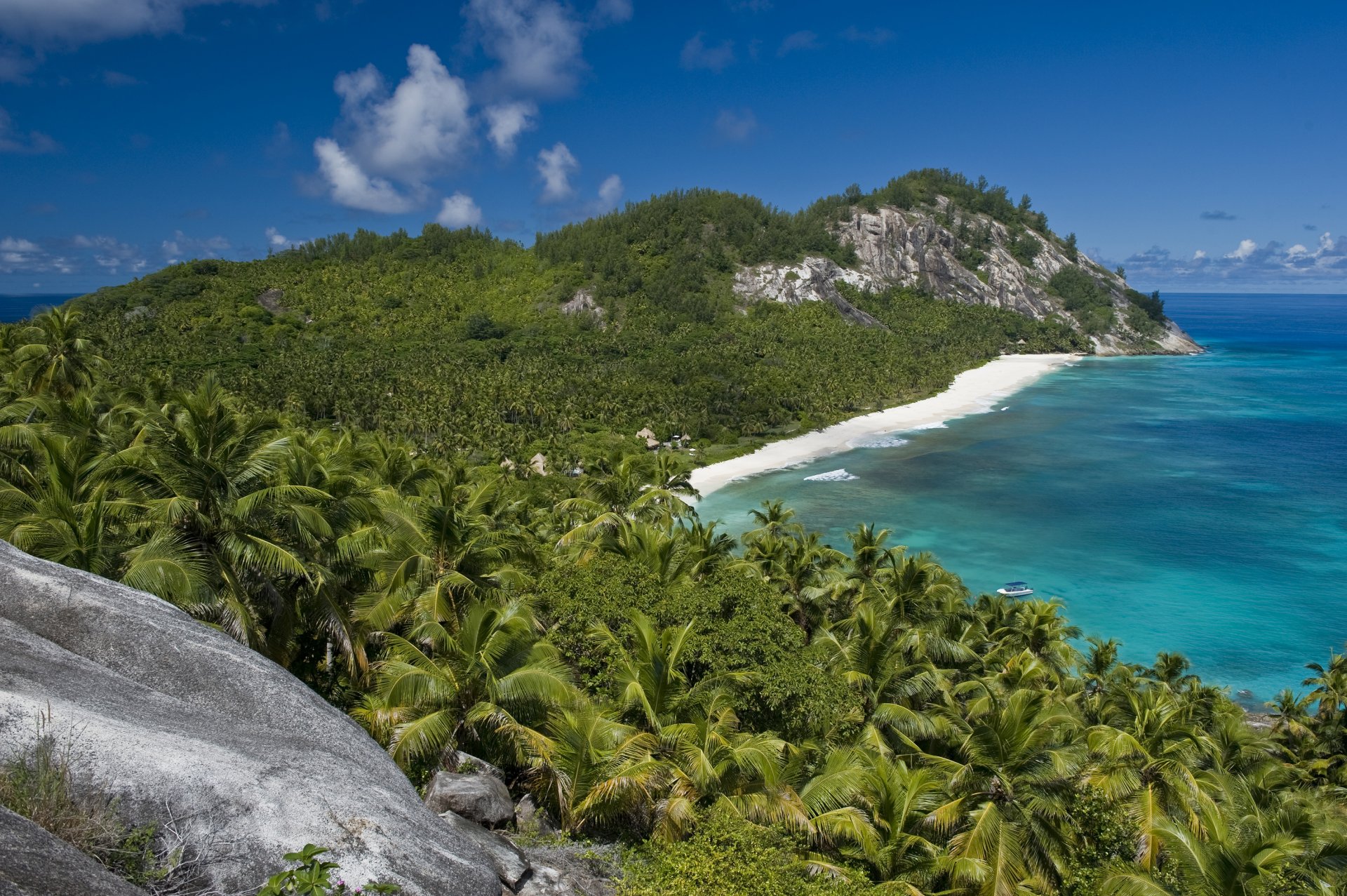 eyshelles nordinsel strand palmen sommer sonne ozean urlaub exotisch genuss natur seychellen nordinsel pflanzen wasser meer entspannen landschaft ufer berg yacht bungalow steine brandung felsen blick