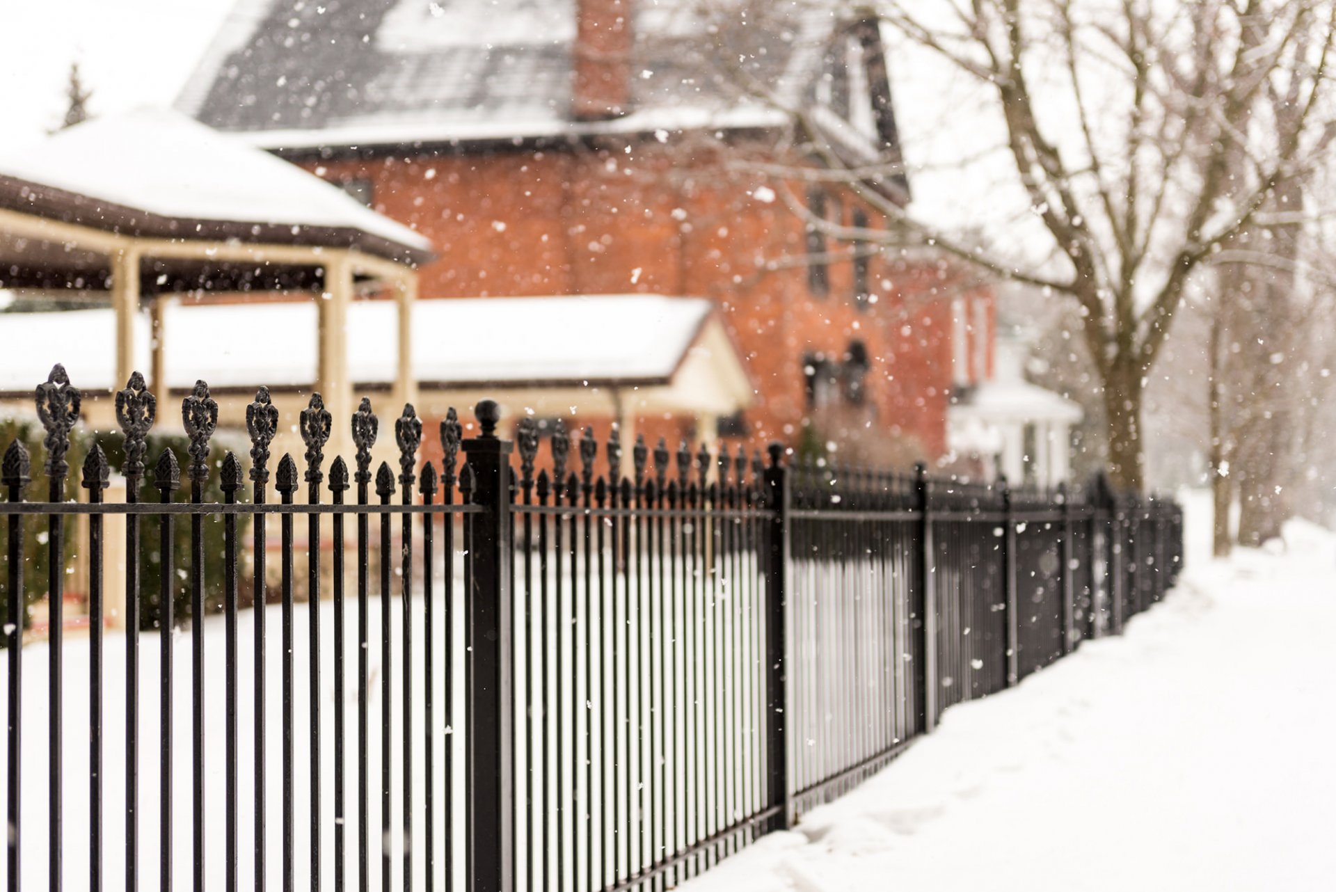 zaun zaun metall häuser bäume schnee schneeflocken winter natur