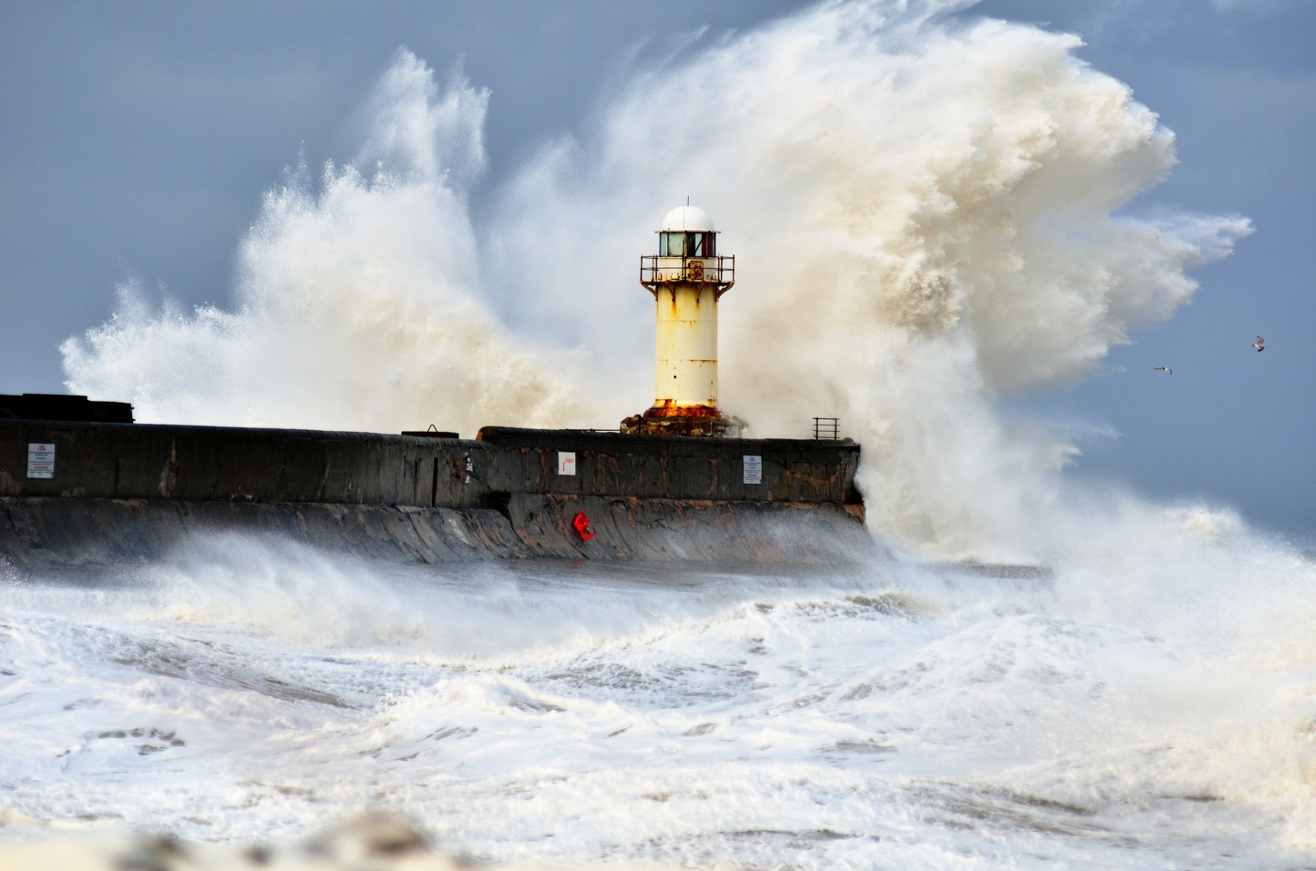 mer phare vagues éclaboussures tempête