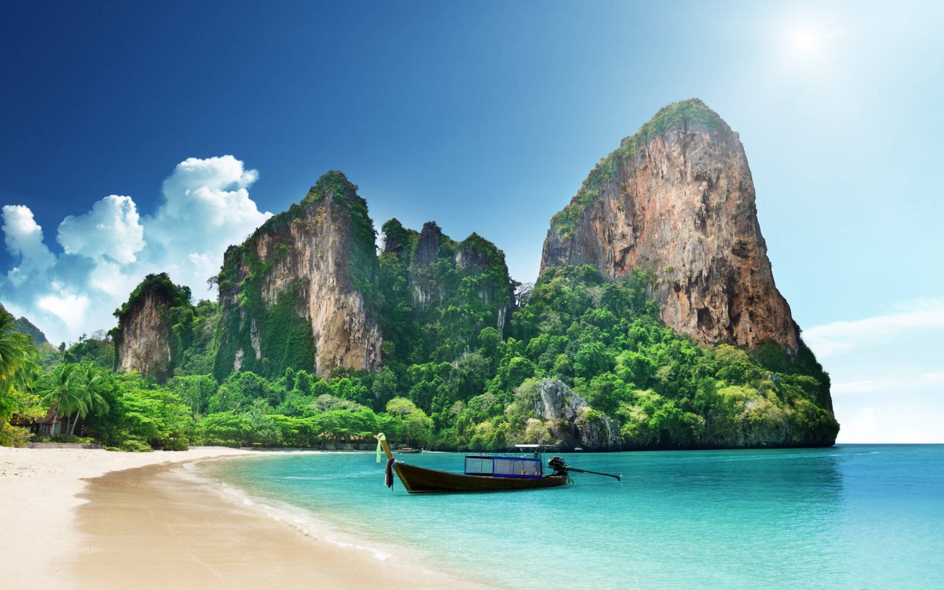 mer plage palmiers montagnes bateau ciel soleil nuages