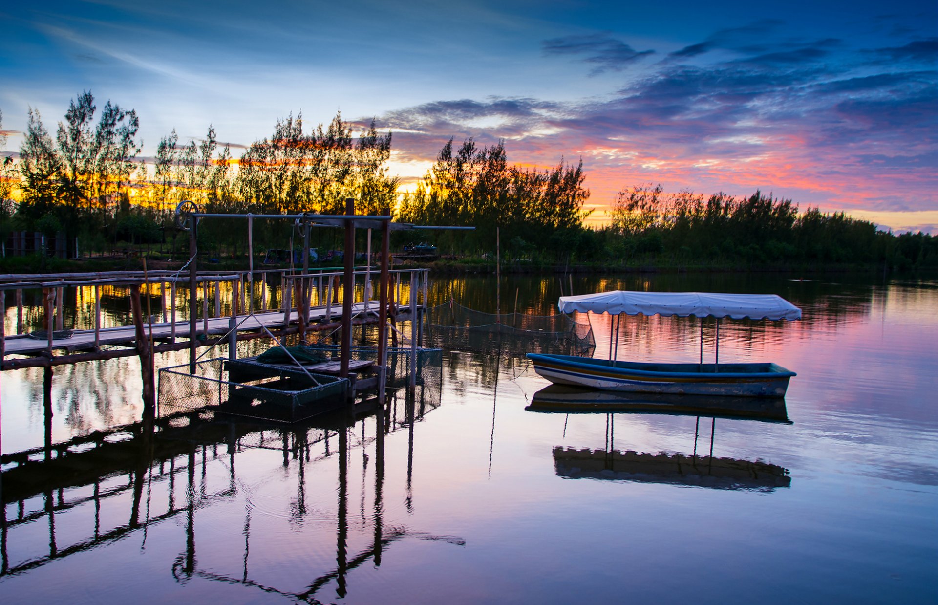 thailand fluss boot ufer bäume abend sonnenuntergang himmel wolken reflexion