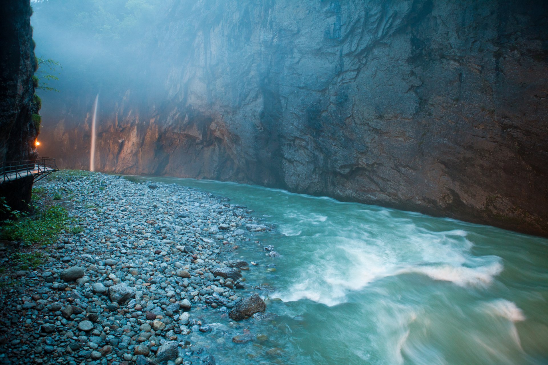 aare schlucht fluss aare schweiz wasser fluss steine felsen harter kalkstein wasserfall übergang dunst