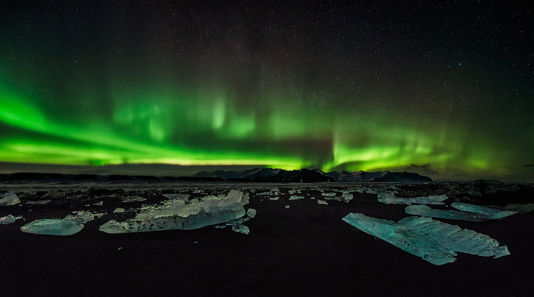 montañas bahía témpanos de hielo aurora boreal