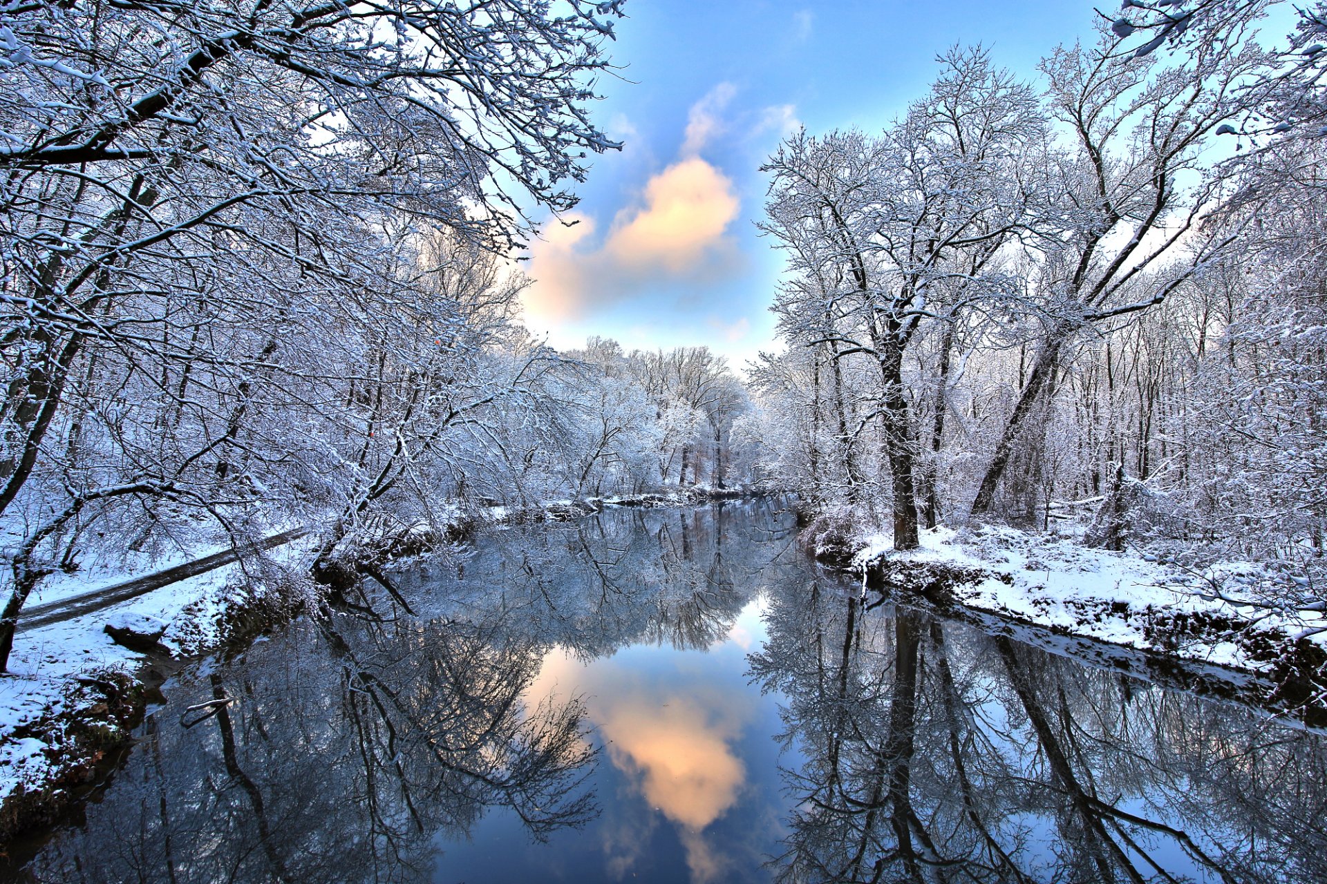 las rzeka zima śnieg odbicie